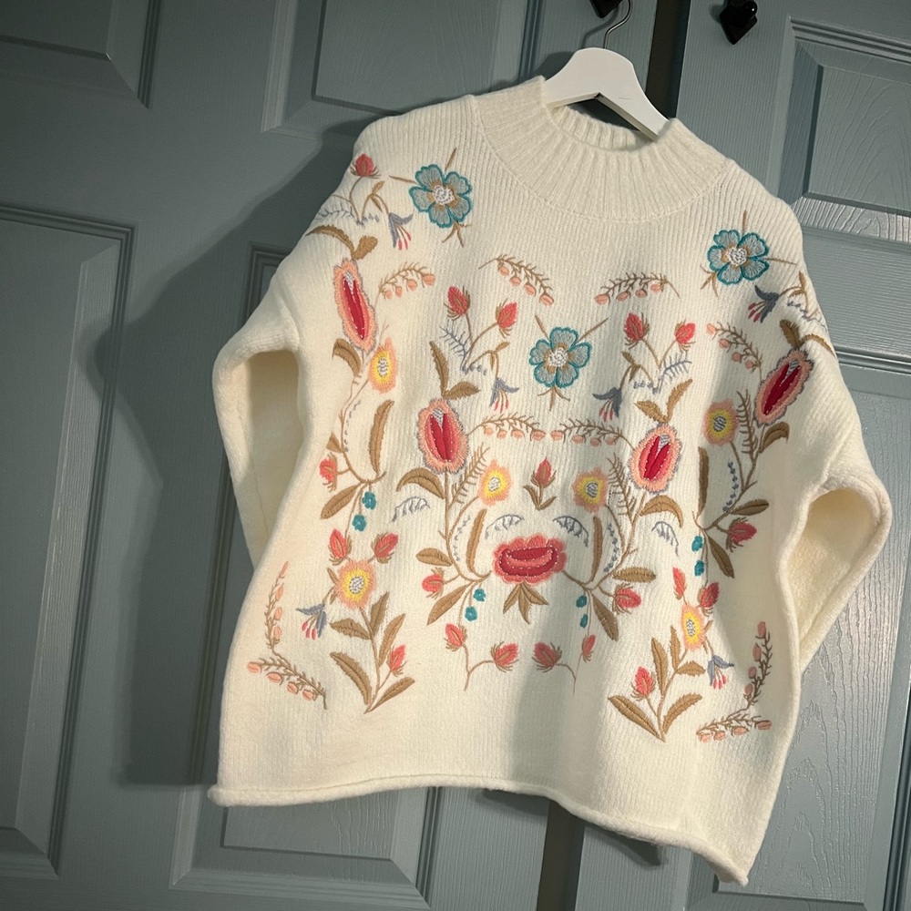 Michelle Nicole Floral Pullover.